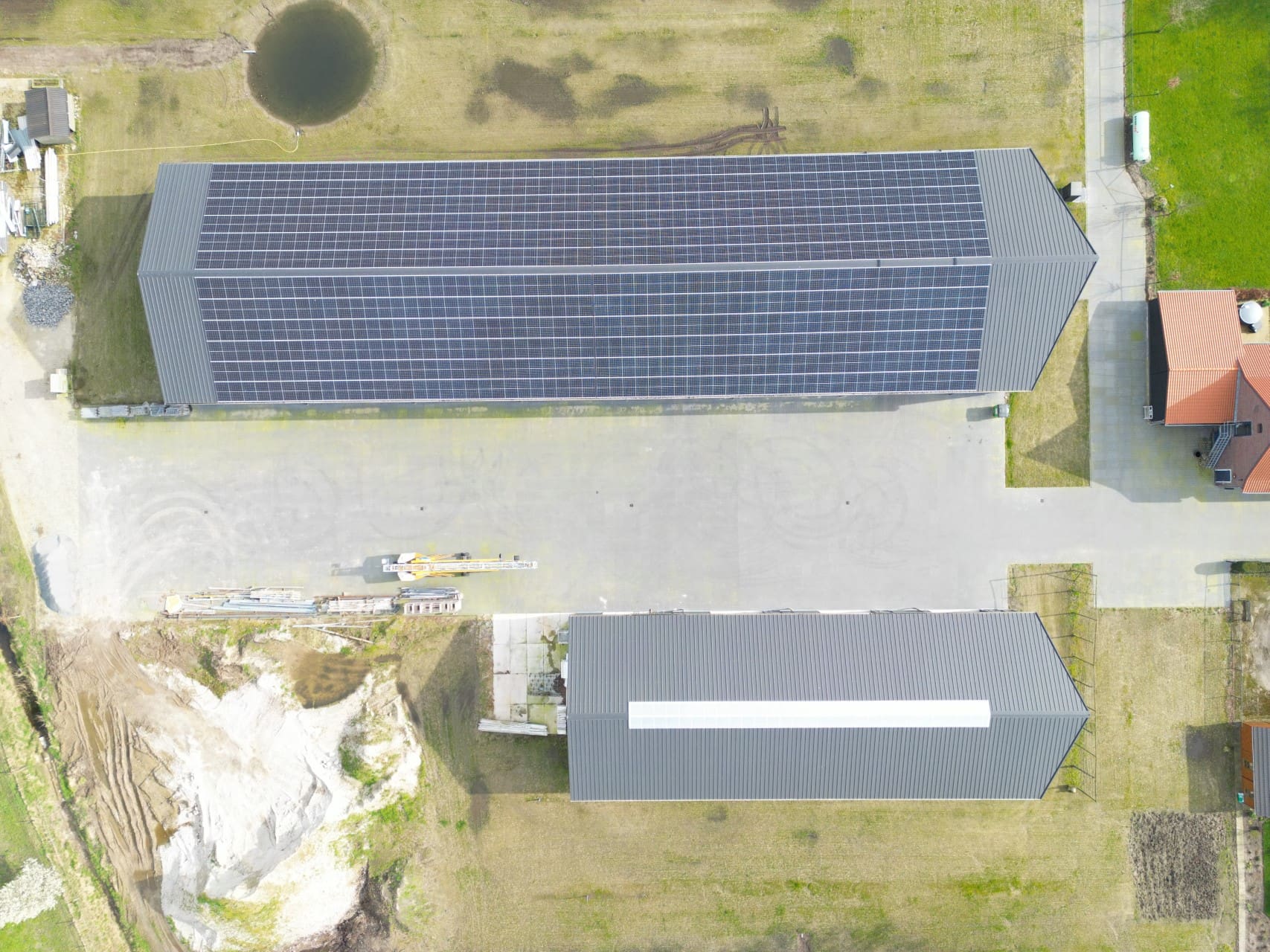 Bovenzijde bedrijfsverzamelgebouw met zonnepanelen
